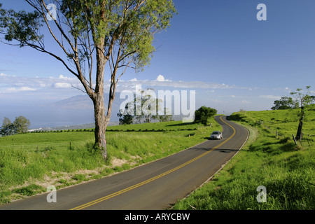 Autoroute à Kula Maui de l'arrière-conducteurs donne occasion de découvrir élevé, vue panoramique sur le centre et l'ouest de Maui. Road Banque D'Images