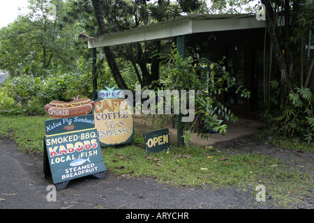 Boutiques de cadeaux et des pittoresques cafés inviter conduite touristique le long de la célèbre route de Hana, Maui Banque D'Images