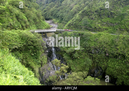 Des virages en épingle, des cascades, et des paysages à couper le souffle sont tous sur la route de Hana, Maui. Banque D'Images