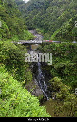 Des virages en épingle, des cascades, et des paysages à couper le souffle sont tous sur la route de Hana, Maui. Banque D'Images