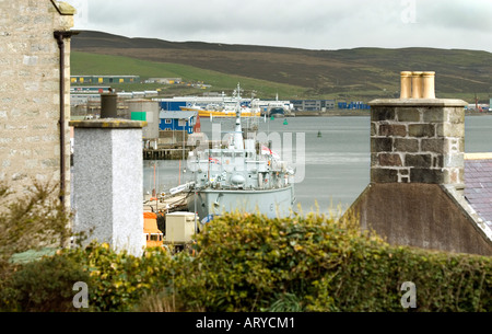 Le HMS Brocklesby un dragueur de mines de la classe Hunt et hunter amarré dans le port de Lerwick dans les îles Shetland Banque D'Images