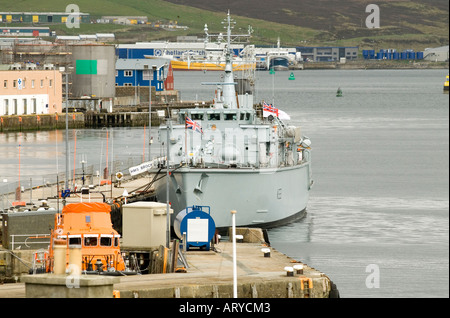 Le HMS Brocklesby un dragueur de mines de la classe Hunt et hunter amarré dans le port de Lerwick dans les îles Shetland Banque D'Images