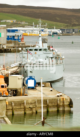 Le HMS Brocklesby un dragueur de mines de la classe Hunt et hunter amarré dans le port de Lerwick dans les îles Shetland Banque D'Images