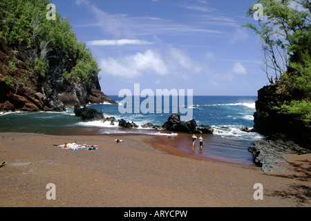 Kaihalulu Beach isolée. Mieux connu sous le nom de plage de sable rouge. Situé dans la ville de près de Hotel Hana Hana. Banque D'Images