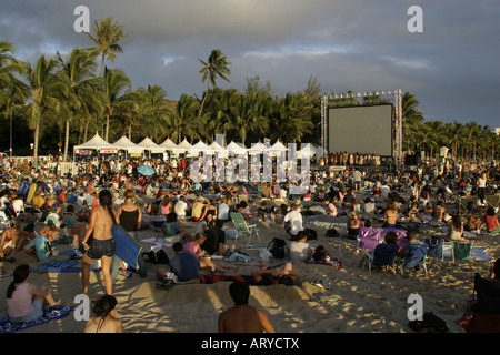 Coucher du soleil sur la plage attire les visiteurs et les gens de la plage de Waikiki à profiter de danse hula,local,un film alimentaire et bien sûr Banque D'Images