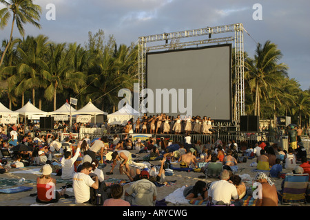 Coucher du soleil sur la plage attire les visiteurs et les gens de la plage de Waikiki à profiter de danse hula,local,un film alimentaire et bien sûr Banque D'Images