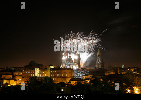 D'artifice au-dessus de la cathédrale de Santiago de Compostelle, Galice, Espagne, à la veille de Santiago Banque D'Images