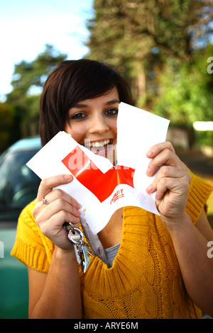 Jeune femme passant de conduire Banque D'Images