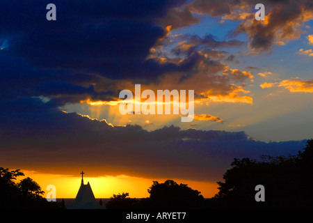 La silhouette spectaculaire coucher de soleil sur l'église et arbres à la Réunion Banque D'Images