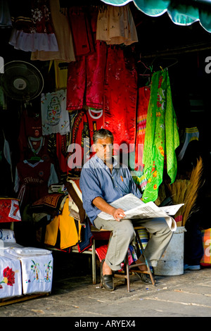 Mode pour femmes titulaire de décrochage dans le marché central de Port Louis, Ile Maurice Banque D'Images