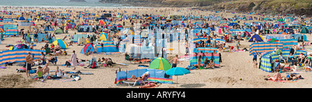 Les personnes bénéficiant du soleil, de la mer et du sable sur la plage bondée - Cornwall, Angleterre du Sud-Ouest, Royaume-Uni Banque D'Images