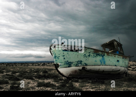 Bateau de pêche abandonnés, Dungeness, Kent Angleterre du Sud-Est Banque D'Images