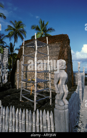 Hale o Keawe, un temple reconstruit, tiki, chiffres et lele (plate-forme offrant) à Puuhonua O Honaunau National Historical Banque D'Images