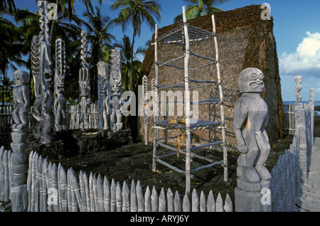 Hale o Keawe, un temple reconstruit, tiki, chiffres et lele (plate-forme offrant) à Puuhonua O Honaunau National Historical Banque D'Images