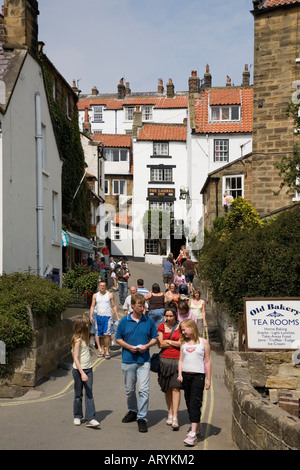 En regardant vers le Laurel Inn de Robin Hoods Bay North Yorkshire UK Banque D'Images