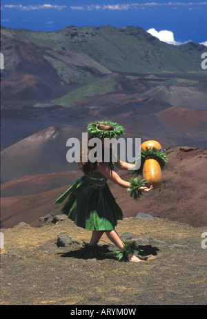 Femme autochtone de la danse hula avec l'UIP (gourd) cratère de Haleakala, à l'île de Maui Banque D'Images