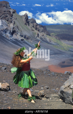 Femme autochtone de la danse hula avec l'UIP (gourd) cratère de Haleakala, à l'île de Maui Banque D'Images