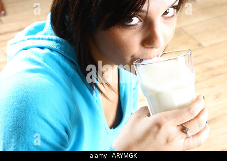 Teenage Girl Drinking Milk Banque D'Images