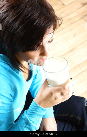 Teenage Girl Drinking Milk Banque D'Images