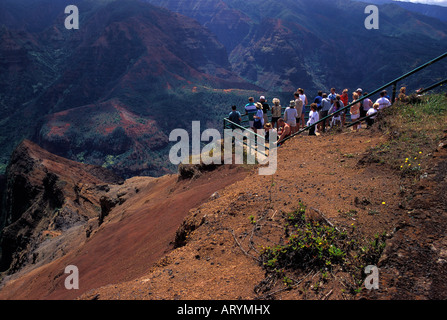 Les touristes à Waimea Canyon lookout, île de Kauai Banque D'Images