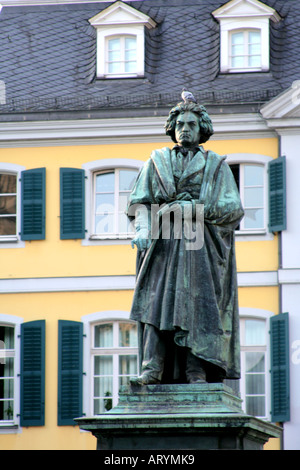 Statue de Ludwig van Beethoven avec pigeon assis sur son siège à Bonn en Rhénanie du Nord-Westphalie Allemagne Banque D'Images
