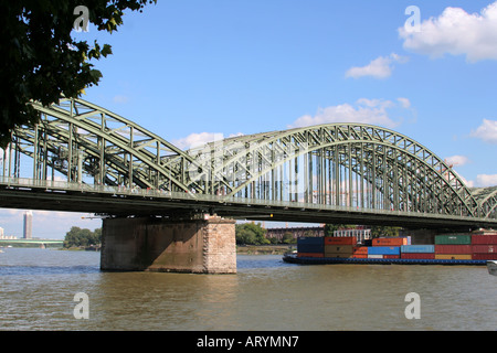 Pont Hohenzollern et porte-conteneurs Cologne Rhénanie du Nord-Westphalie, Allemagne Banque D'Images