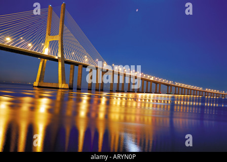 Pont Vasco da Gama par nuit, Lisbonne, Portugal Banque D'Images