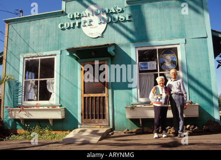 Un couple de personnes âgées pose devant Grandma's Coffee House dans Keokea de l'arrière de Maui. Banque D'Images