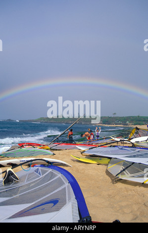 Les véliplanchistes se détendre sur la plage de Ho'okipa Park avec rainbow passage.juste en dehors de la ville de Paia, sur l'Autoroute, Hana Maui est Banque D'Images