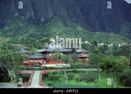 Le Temple Byodo-in pacifique blotti contre les luxuriantes montagnes Koolau sur Oahu côte au vent. Banque D'Images