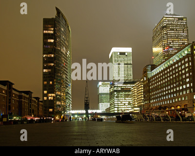 Les tours d'immeubles de bureaux dans la nuit dans les Docklands Canary Wharf London UK Banque D'Images