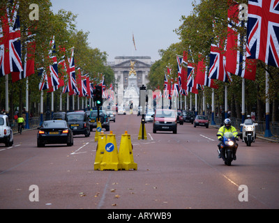 Le centre commercial avec un trafic et des drapeaux à l'égard Queen Victoria Memorial London UK Banque D'Images