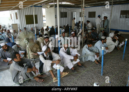 Les réfugiés afghans à Peshawar contraints à retourner en Afghanistan Banque D'Images