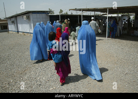 Les réfugiés afghans à Peshawar contraints à retourner en Afghanistan Banque D'Images