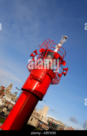 Balise lumineuse avec cornes situé sur Albert Dock à côté de la Mersey, Liverpool. Banque D'Images