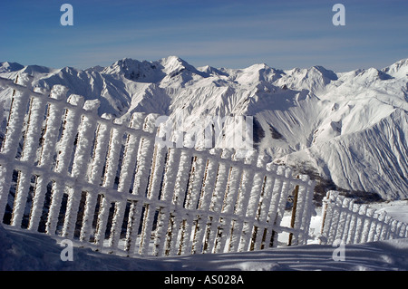 Clôture avec montagnes en arrière-plan Banque D'Images