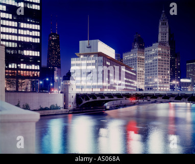 Vue nocturne de l'horizon de Chicago vu de la rivière Chicago dans l'Illinois banques Banque D'Images