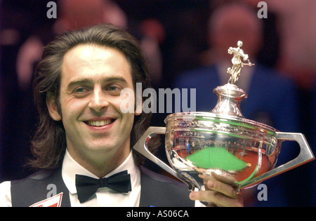 Ronnie O Sullivan vainqueur du Championnat du Monde de l'ambassade 2004 Snoker Banque D'Images