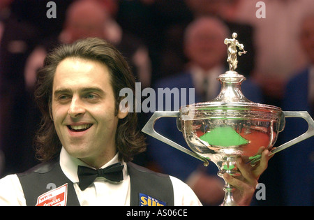 Ronnie O Sullivan vainqueur du Championnat du Monde de l'ambassade 2004 Snoker Banque D'Images