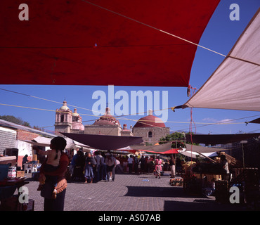 Marché de Tlacolula de Matamoros avec l'Église des Dominicains à l'arrière-plan Oaxaca Mexique Banque D'Images