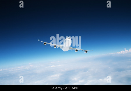 Avion de passagers en vol Airbus A340 au-dessus des nuages Banque D'Images