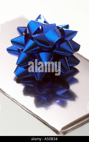 Boîte-cadeau avec un arc Banque D'Images