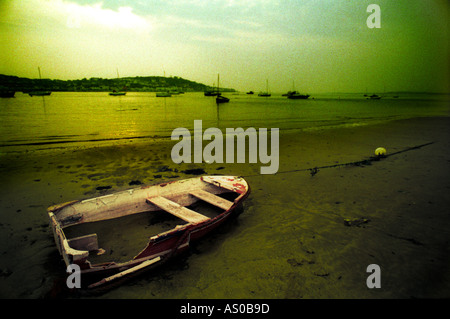 Bateau à rames naufragé sur la plage Devon Instow Banque D'Images