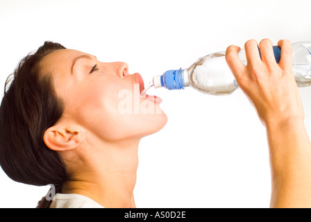 Femme l'eau potable de la bouteille Banque D'Images