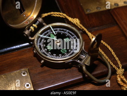 Boussole laiton antique sur table en bois Banque D'Images