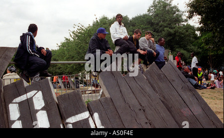 Les jeunes adolescents traîner autour de parc dans l'ouest de Londres. Banque D'Images