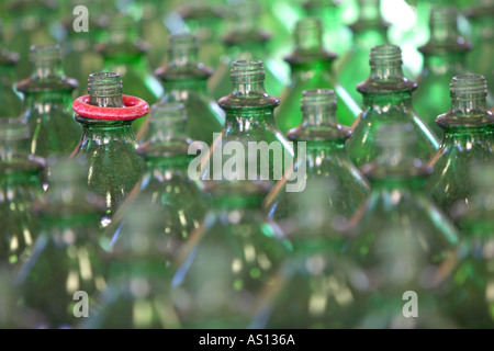 Rangées de bouteilles vert transparent avec un large anneau rouge posée sur le cou d'une bouteille à un midway amusement Banque D'Images