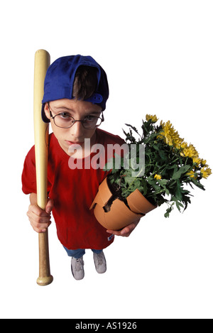 Photo de Fisheye nerdy boy with baseball bat et casse de cache-pot pour lui demander pardon sur fond blanc Banque D'Images