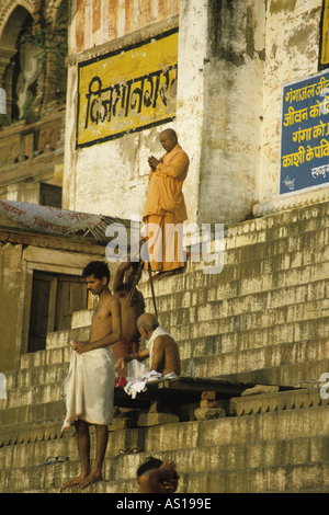 L'Inde Bénarès Varanasi Personnes d'effectuer des ablutions sur le fleuve Gange Banque D'Images