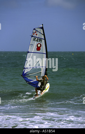 Planche à voile à Cowes sur l'île de Wight Angleterre UK Banque D'Images